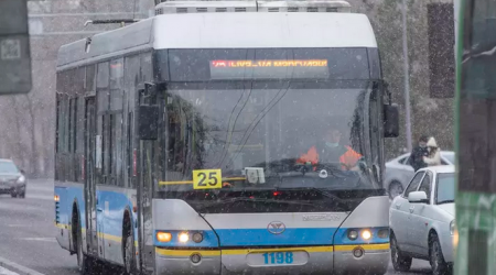 В Шымкенте лихачество городских автобусов обернулось тяжелой травмой для пассажирки