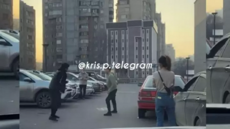 Драку водителей на парковке ТРЦ в Алматы сняли на видео: участников задержали