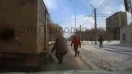 Женщина попала под грузовик в Павлодаре