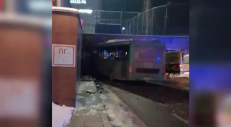 Автобус врезался в стену ТРЦ в Алматы: умерла одна из пострадавших в ДТП