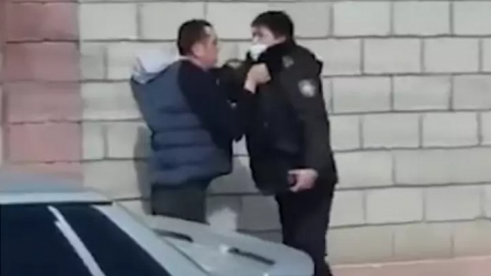 Схватка полицейского с водителем попала на видео в Шымкенте