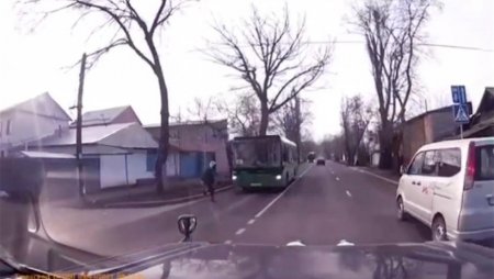 Автобус сбил девушку на улице Жангельдина в Алматы