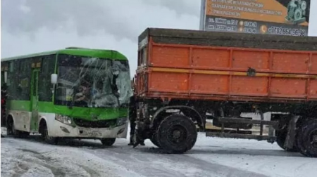 11 человек пострадали при столкновении автобуса с грузовиком в Семее