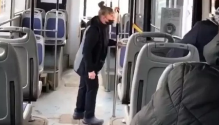 Вытолкала пенсионерку из автобуса: кондуктора наказали в Павлодаре