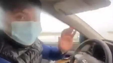 Смертельно опасный прыжок водителя из авто на ходу сняли на видео в Туркестанской области