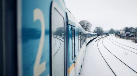 Поезд экстренно затормозил из-за машины на ЖД-путях в Павлодарской области