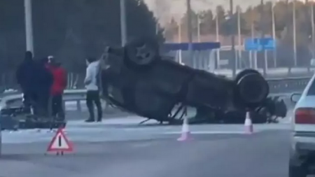 Очевидцы сняли на видео перевернувшийся посреди дороги автомобиль в Петропавловске