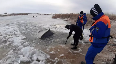 Два внедорожника с людьми провалились под лед в ЗКО