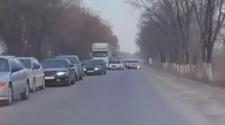 Очевидец заснял на видео беспедельную езду из-за пробки близ Алдматы