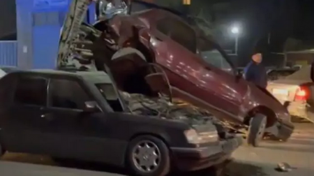 Авто закинуло на крышу Mercedes во время ДТП в Алматинской области