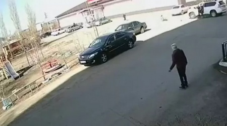 Наезд на мальчика водителем Land Cruiser попал на видео в Экибастузе