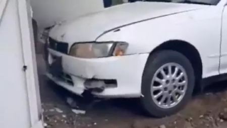 Продавец чудом уцелела: авто на скорости влетело в киоск в Павлодаре