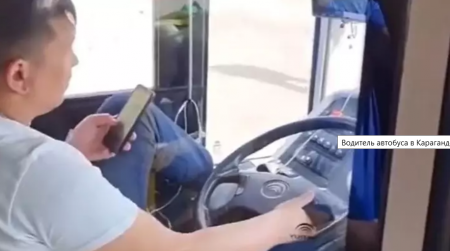 Водитель автобуса с запрокинутой ногой и телефоном в руках возмутил карагандинцев