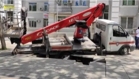 Автомобиль службы спасения провалился под землю на проспекте Назарбаева в Алматы
