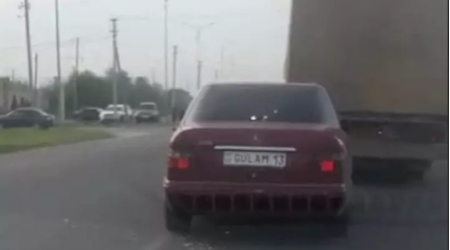 Водитель Mercedes с номером "Gulam" устроил беспредельную езду в Туркестанской области