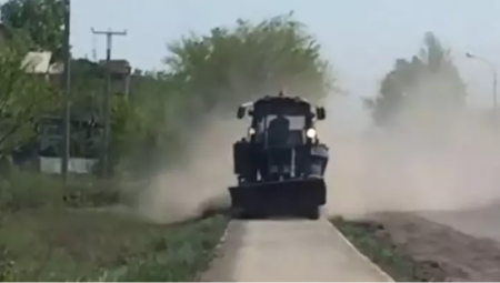 "Пыль стоит столбом": сомнительную уборку улиц сняли на видео в Караганде