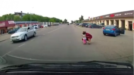 Трехлетняя девочка выпала на ходу из машины в Алматинской области
