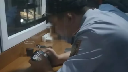 Полицейских, играющих в мобильные игры на посту, сняли на видео в Алматы