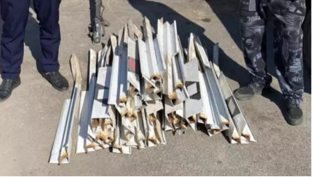 Хотел сдать на металлолом: 25 знаков дорожной разметки нашли в машине у казахстанца