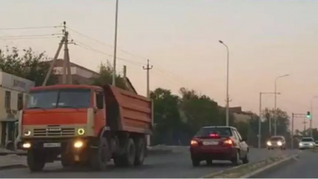 Автомобиль с российскими номерами разъезжал по "встречке" в Туркестанской области