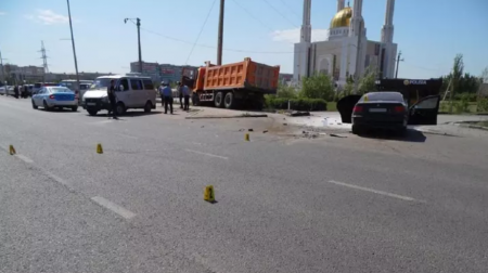 Грузовик вылетел на тротуар и насмерть сбил девушку в Актобе