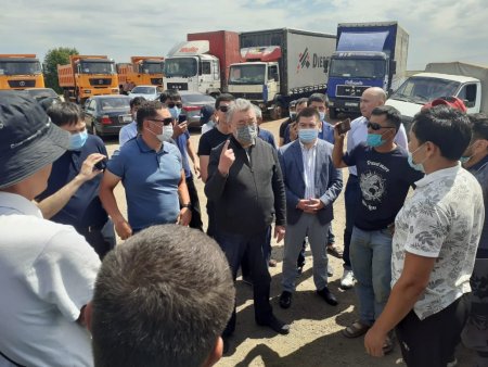В Казахстане дальнобойщики протестуют против платных дорог. "КазАвтоЖол" заявляет о готовности к диалогу