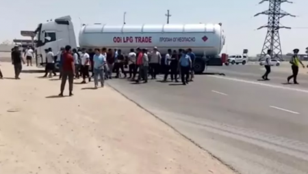 "Водители перекрыли дорогу на въезде в Актау": видео прокомментировали в полиции
