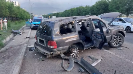 Машина разлетелась на куски после столкновения со столбом в Алматы. Пострадали трое
