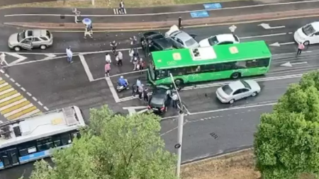 Массовая авария с участием автобуса произошла в Алматы