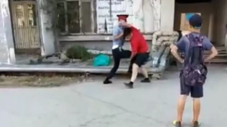 Житель Атырау устроил потасовку с полицейским и попал на видео