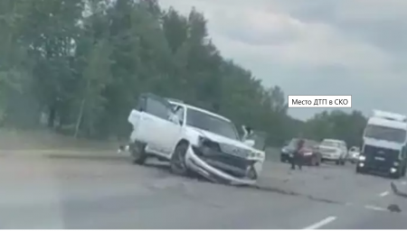 Авто слетело в кювет после столкновения с внедорожником в СКО: три человека пострадали