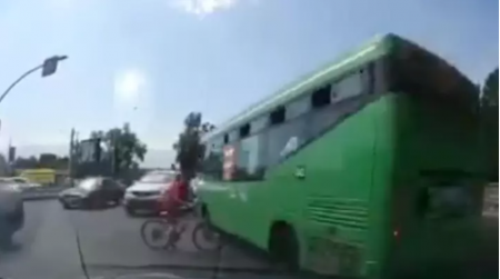 Автобус на полной скорости чудом не задел переходящих дорогу детей в Алматы