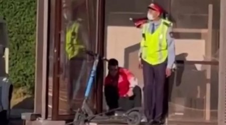 Астанчанин на электросамокате врезался в пост полиции ради видео
