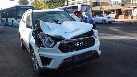Водитель Hyundai сбил людей на остановке в Таразе