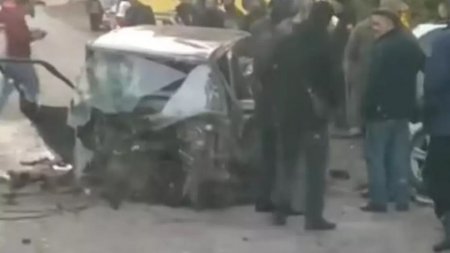 Жуткая авария на Кульджинском тракте: Mercedes разорвало пополам