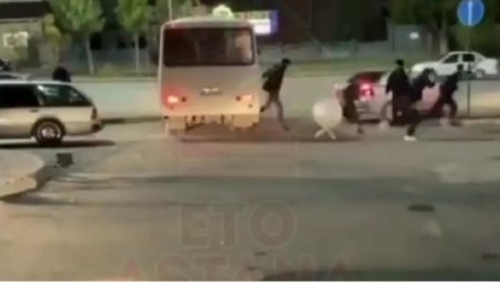 Массовый побег из полицейского автозака сняли на видео в Нур-Султане