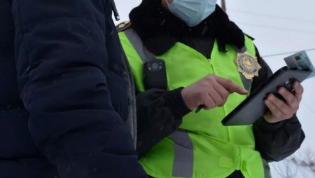 Водитель пытался дать взятку полицейскому на юге Казахстана. Теперь ему грозит срок