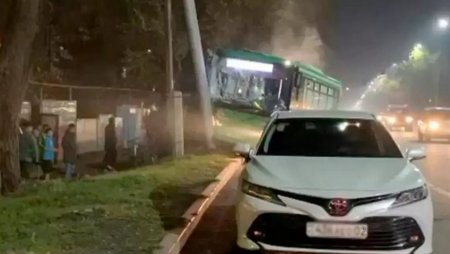Пассажир автобуса попал в больницу в результате ДТП в Алматы