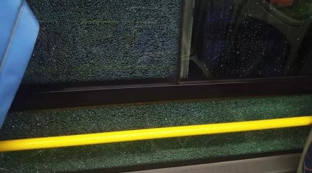 "Пещерные люди": автобус закидали камнями в Алматы