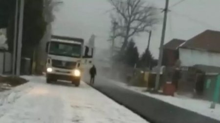 "Это маразм": укладка асфальта в снегопад возмутила жителей Талдыкоргана