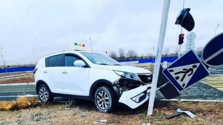 Перепутала газ с тормозом: девушка разбила машину на экзамене в спецЦОНе Уральска