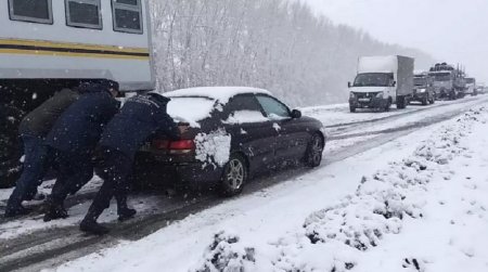 Казахстанцев могут начать наказывать за выезд из города в непогоду в зимнее время