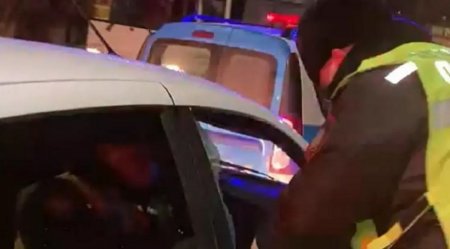 Полицейские разбили стекло машины, чтобы вытащить водителя в Уральске
