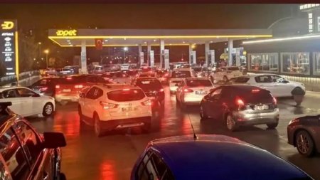 Жители Турции начали скупать бензин после обвала лиры