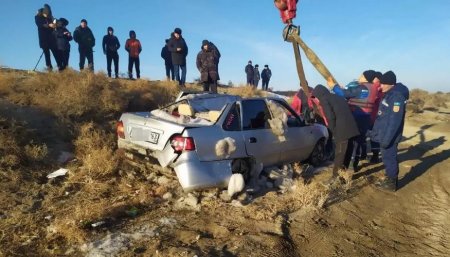 Машина с людьми упала в реку в Кызылорде, одному выбраться из нее не удалось Чи