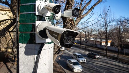 Новые камеры появились на дорогах в Алматы. Что они видят?