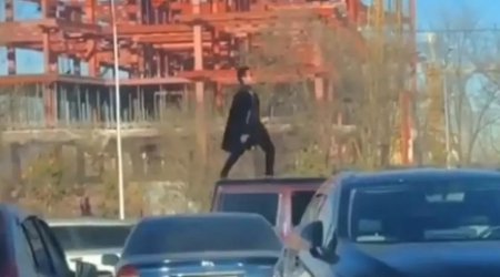 "Этому городу нужен новый герой": экстремал проехал по Алматы стоя на крыше авто