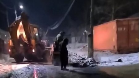 "Конец года, бюджет надо осваивать": укладку асфальта в снег сняли на видео в Талгаре