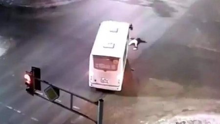 Автобус сбил двух человек в Петропавловске