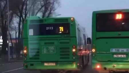 Алматинцев возмутили гонки двух автобусов на дороге